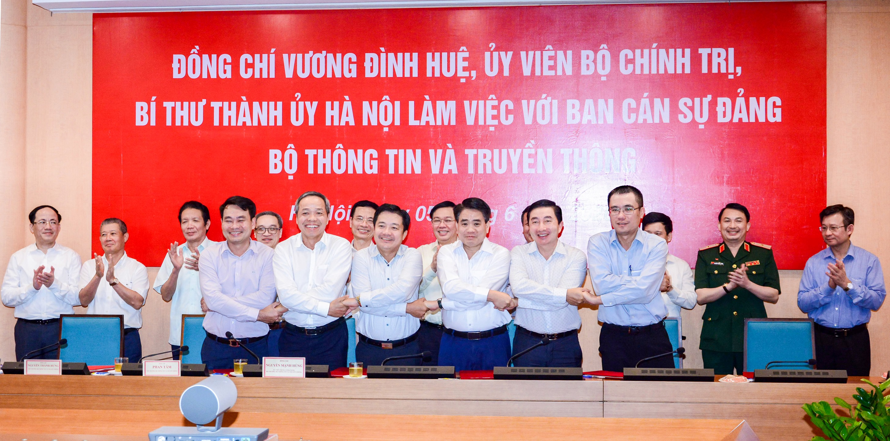 Chairman of CMC proposes to build and develop e-government with Hanoi People's Committee